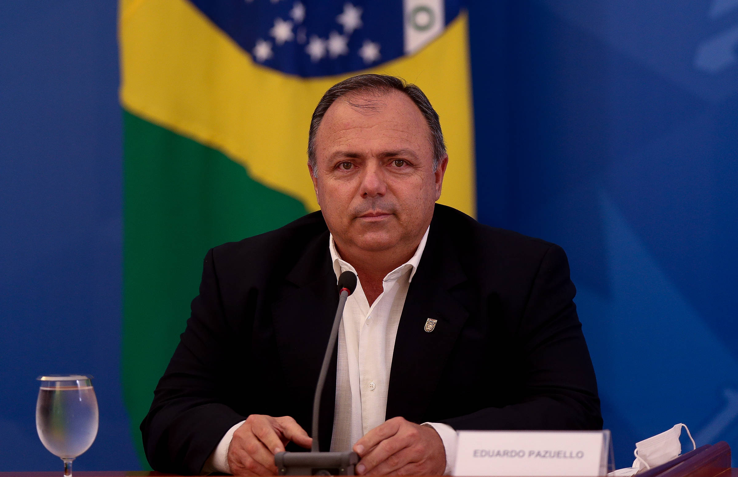 Pazuello prevê vacinação de professores e policiais em abril
